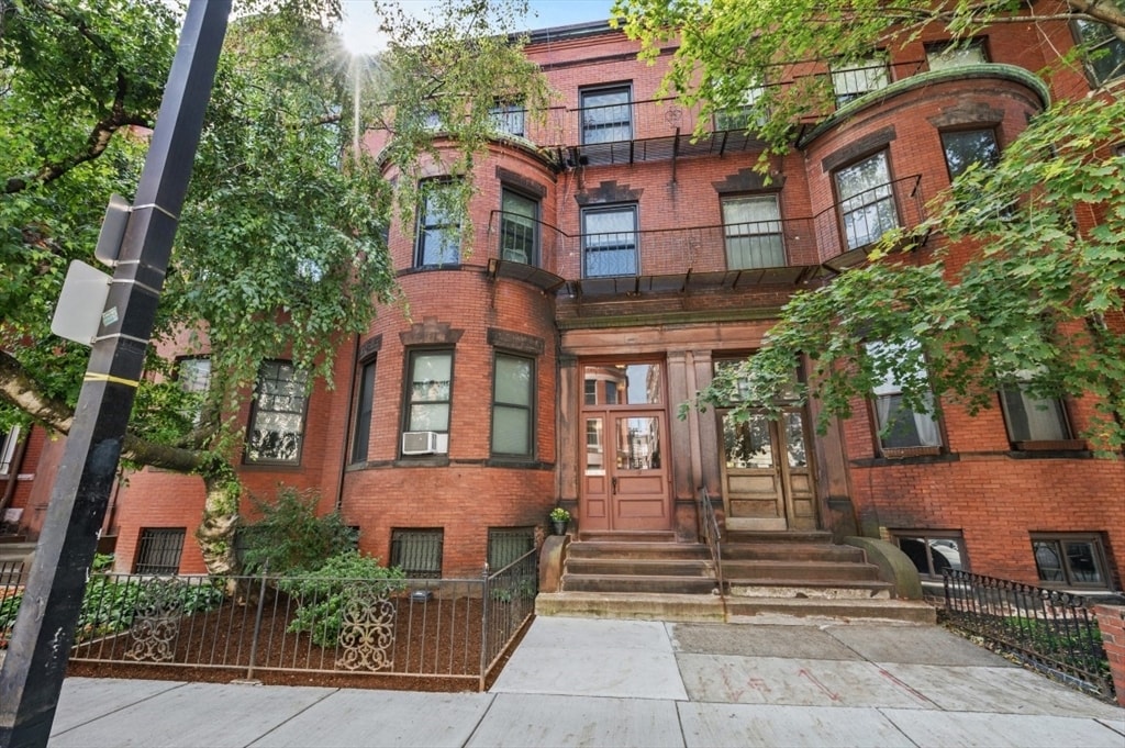 Primary Photo - 82 St Stephen St