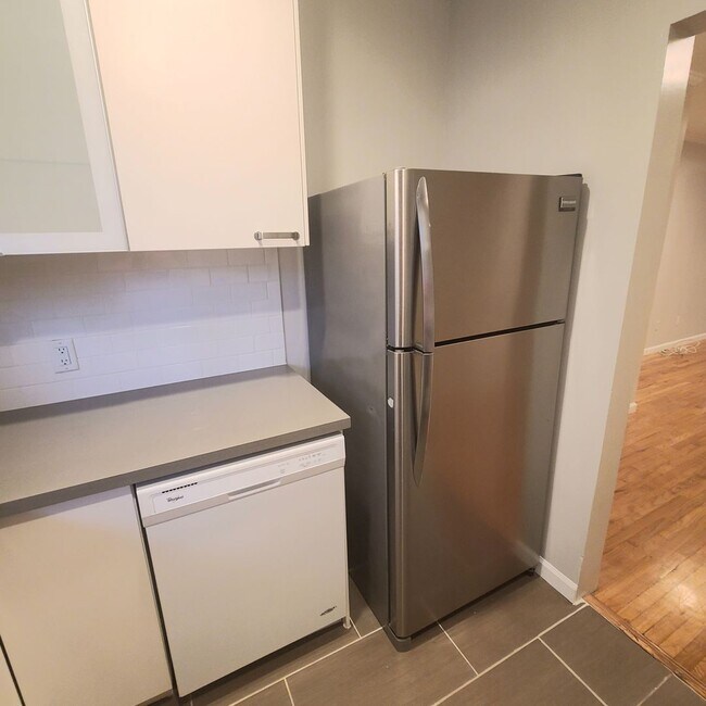 Building Photo - 8532 Saturn St