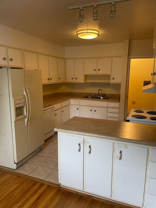Building Photo - Ranch style home for rent very close to An...