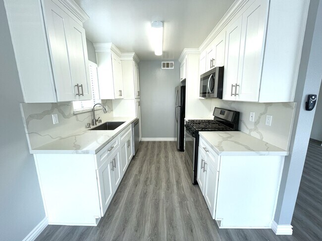 Foto del edificio - 3445 Mentone Ave