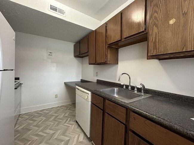 Building Photo - Hampton Hills - 2 Bedrooms, 1 Bathrooms Clean Condo