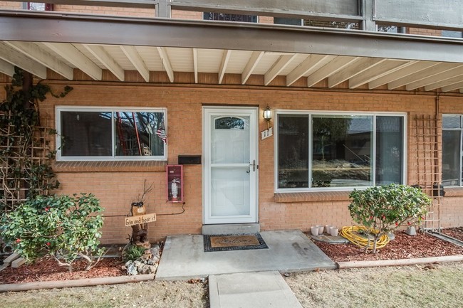 Foto del edificio - 12820 Willow Ln