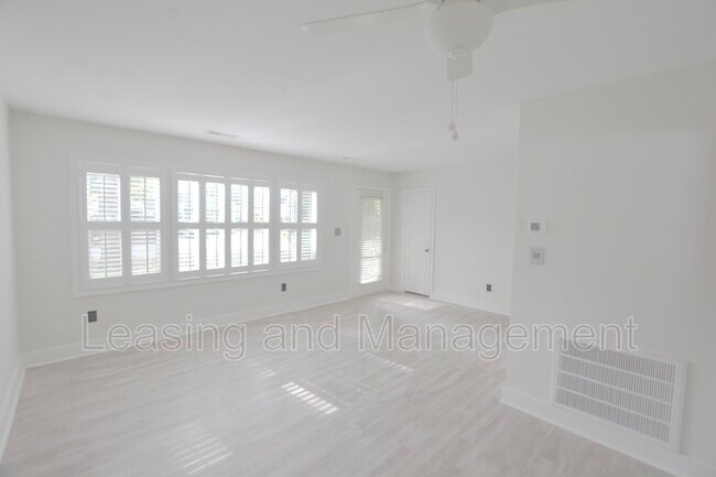 Foto del edificio - 2 Rosedale Dr