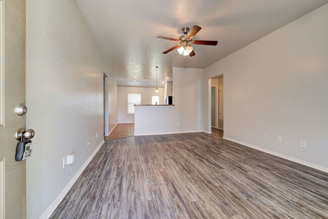 Building Photo - Adorable, Well-Maintained, and Convenientl...