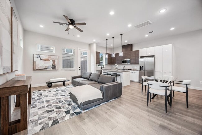 Building Photo - 303 Charlock St