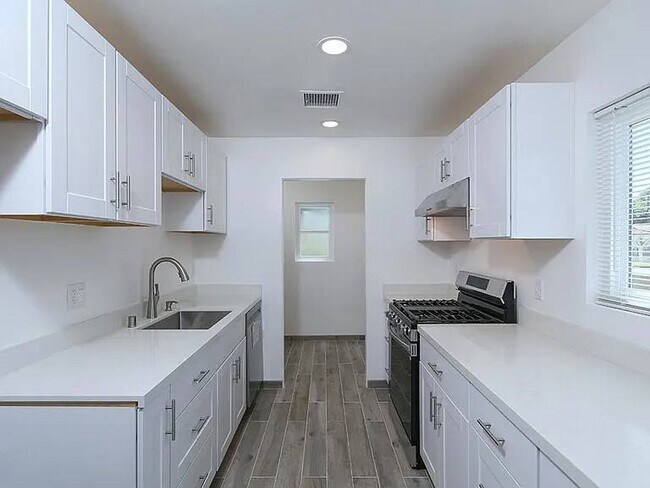 Foto del edificio - 7901 Newcastle Ave