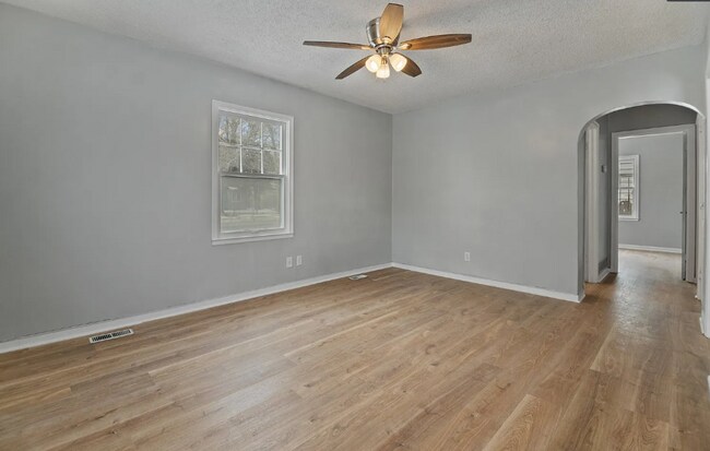 Foto del edificio - Welcome home to this beautiful 3-bedroom, 2-bathroom with Bonus room located Northeast Wichita.