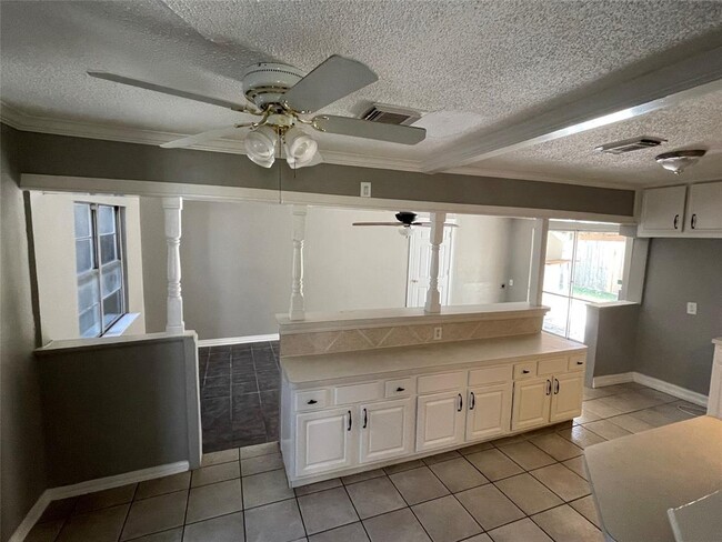 Building Photo - 1403 Aubert St