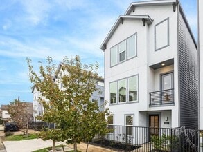 Building Photo - 910 W 35th St