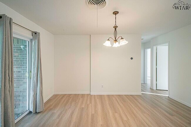 Building Photo - 4659 Woodlawn