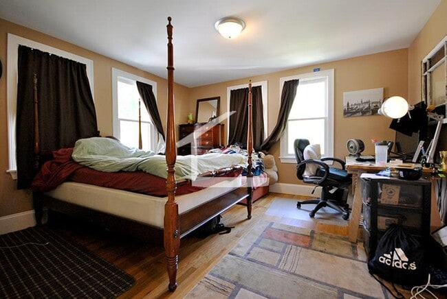 Building Photo - Charming 5 Bedroom