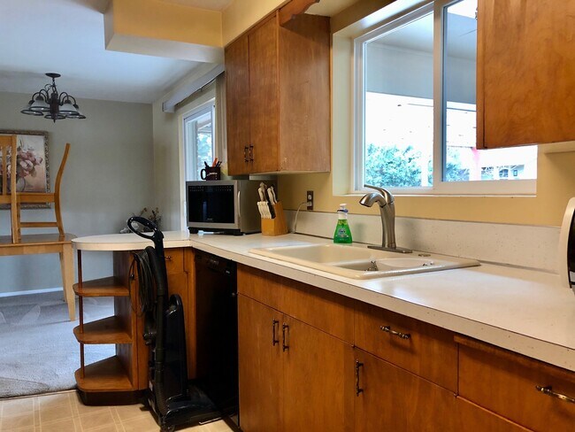 Foto del edificio - 3411 W Hillcrest Dr