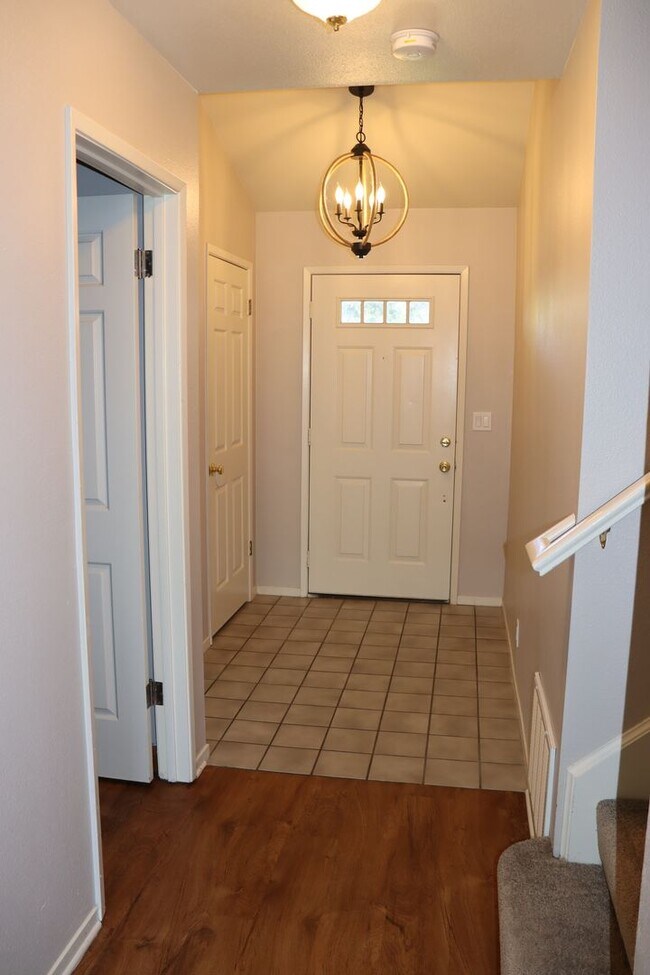 Building Photo - Great Three Bedroom Home - on Vincent Place