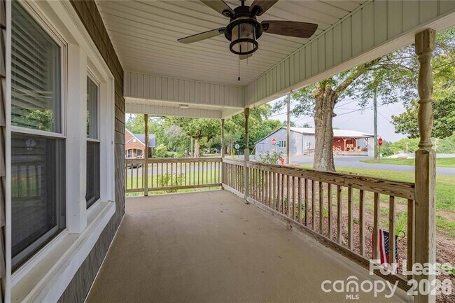 Foto del edificio - 123 E 2nd St