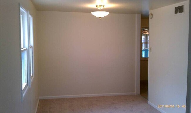Building Photo - 2604 Robin Dr
