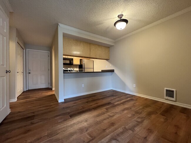Foto del edificio - Roomy Top Floor Condo - Avail Now!