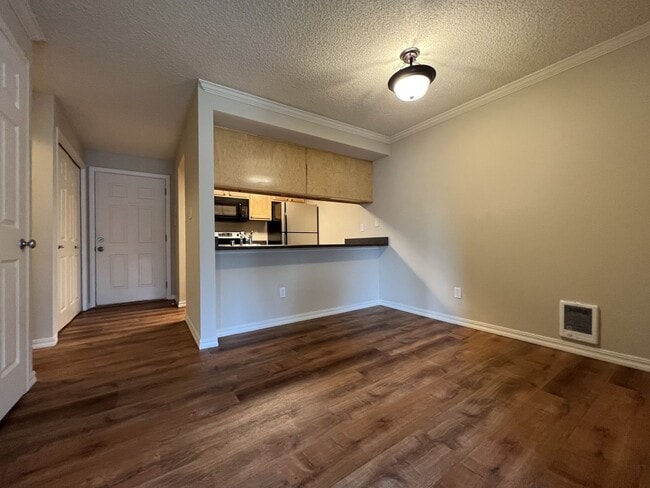 Building Photo - Roomy Top Floor Condo - Budget Friendly, W...