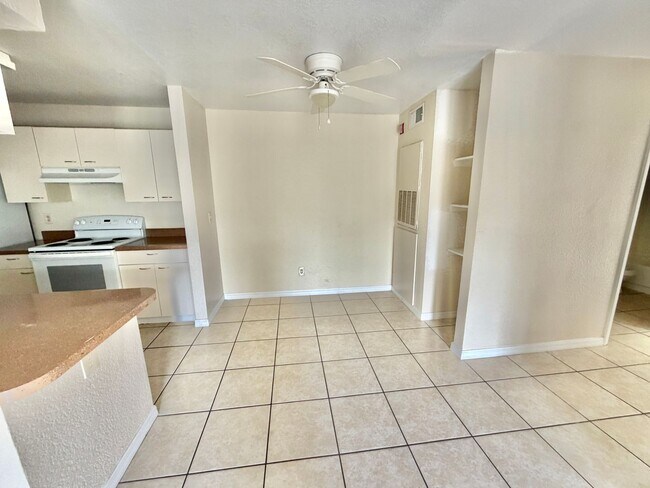 Building Photo - Orlando - 2 Bedroom, 1 Bathroom - $1495.00