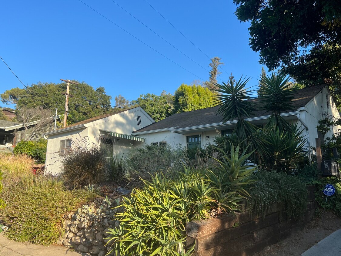 Primary Photo - 1216 Oak Grove Dr
