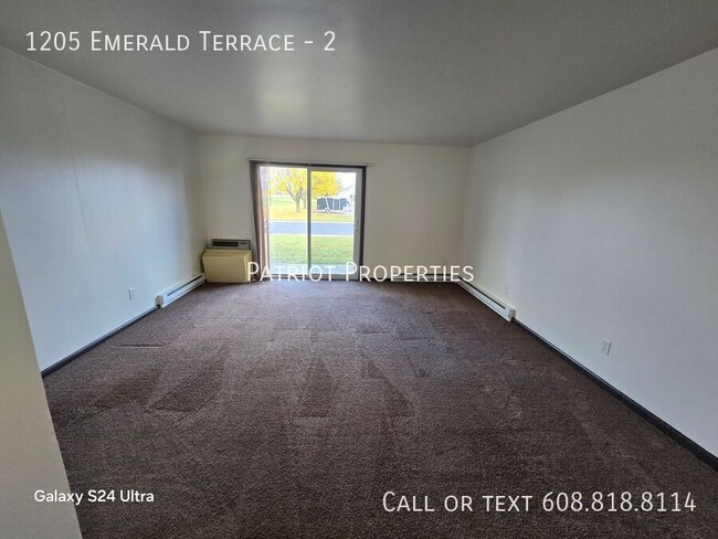 Foto del edificio - 2 bedroom/ 1 bath apartment in Sun Prairie...