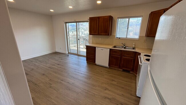 Building Photo - 391 S 1000 W St