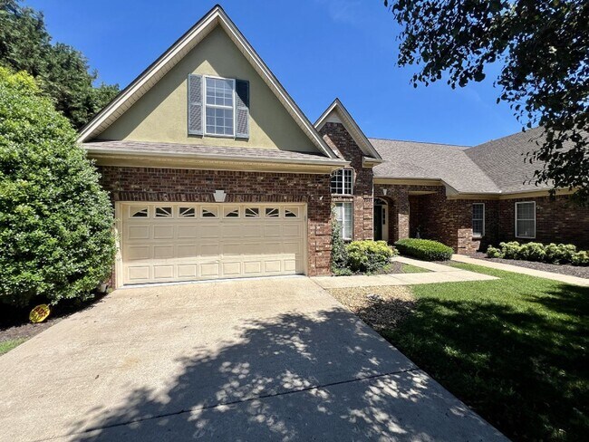 Building Photo - 4BR 2.5BA Executive Townhome Near MTSU, FR...