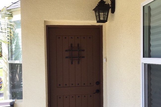 Puerta principal - 4252 S Victoria Ave