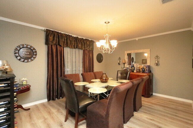 Foto del edificio - 7813 Kingshire Dr