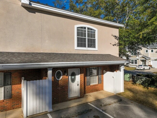 Building Photo - 528 Maple Ave