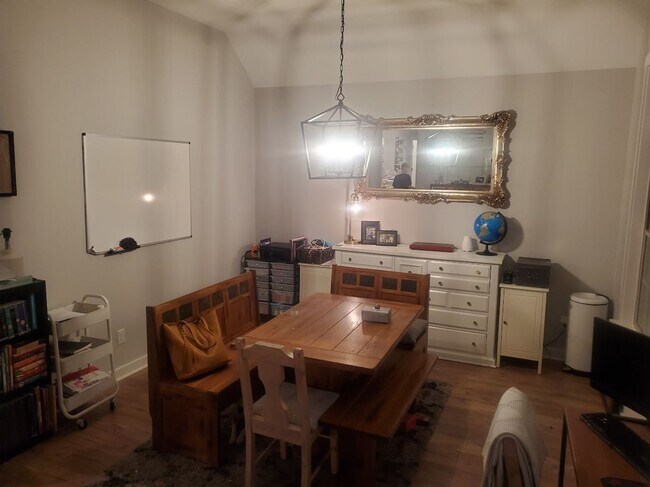 Foto del edificio - Beautiful 4-bedroom, 2.5- bath home with b...