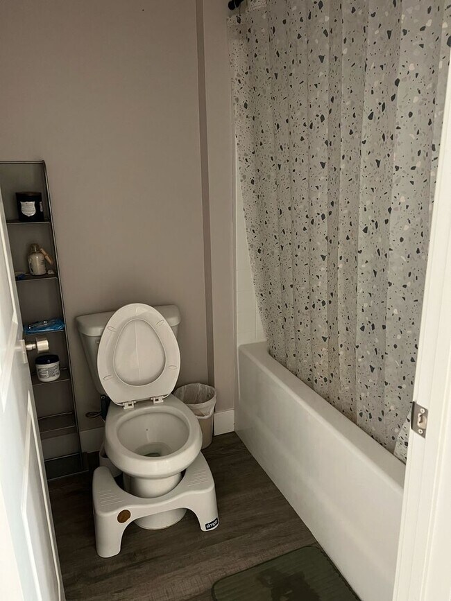 Building Photo - Spacious Townhome