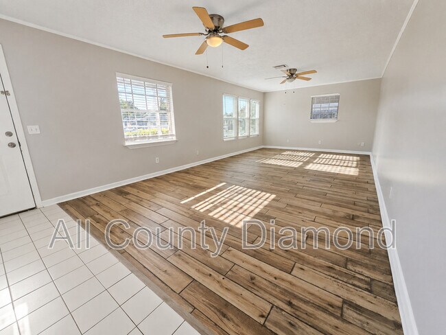 Building Photo - 215 S Kimbrel Ave