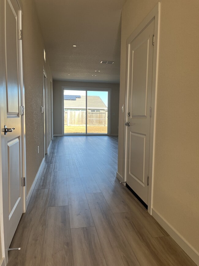 Foto del edificio - 1765 Lockwood Dr