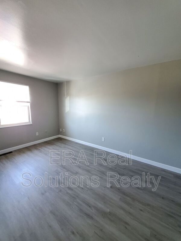 Foto del edificio - 3294-3298 E 5th Ave