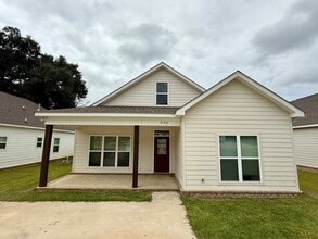 Building Photo - 330 Orion St