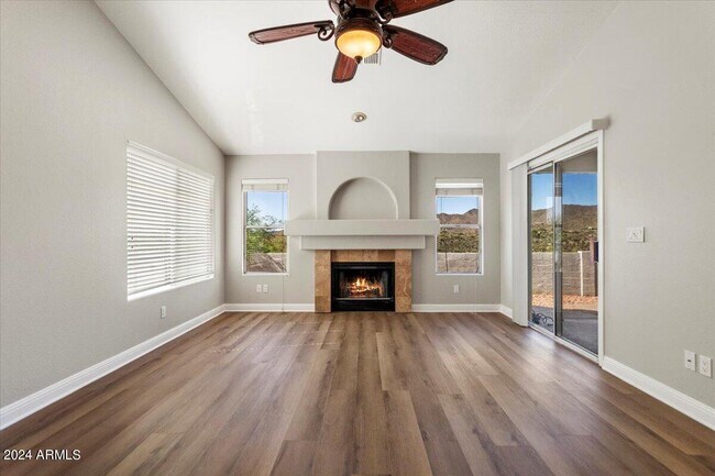 Foto del edificio - 15461 E Golden Eagle Blvd