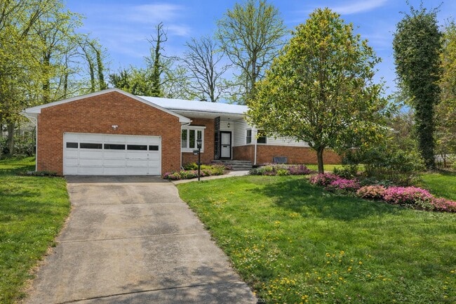 Photo - 7211 Martins Ct House