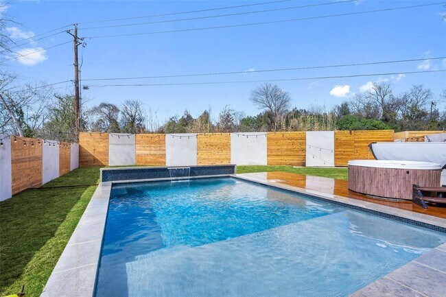 Building Photo - 4800 Vinson Dr