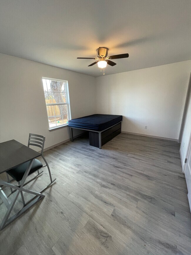 290 S McIlhaney St Unit 2207B, Stephenville, TX 76401 Room for Rent