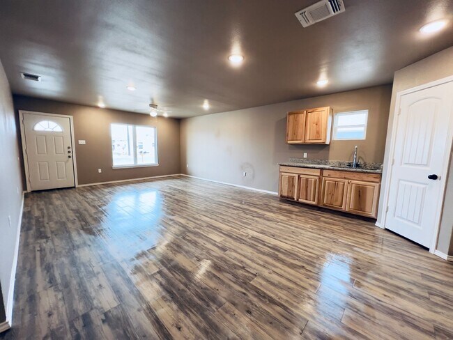 Building Photo - Cozy 3 bedroom home with a fenced backyard