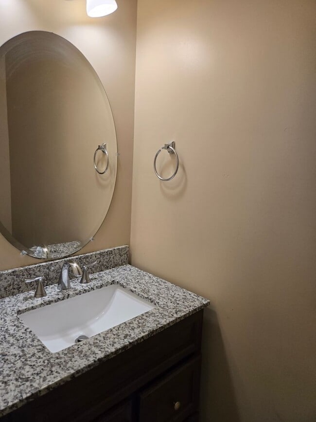 Building Photo - Lovely 3 Bedroom house near Town Center