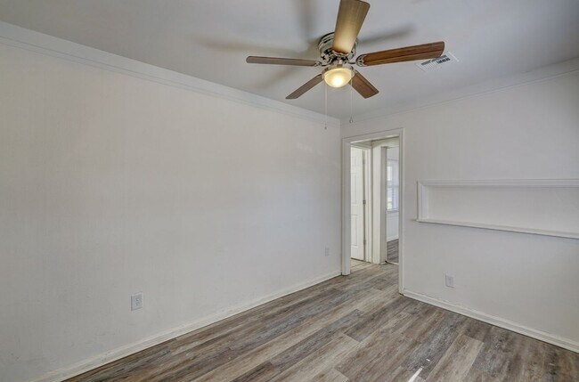 Building Photo - Renovated 3 Bedroom. Large Yard!