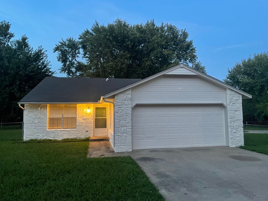 1108 S Florence Ave, Claremore, OK 74017 House Rental in Claremore