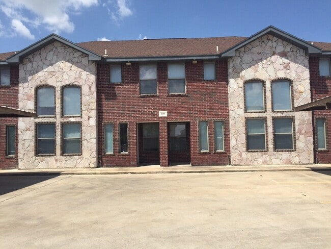 Building Photo - 1406 W Fig Ave