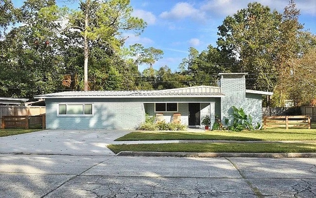 Building Photo - Modern Comfort Meets Classic Charm – Spaci...