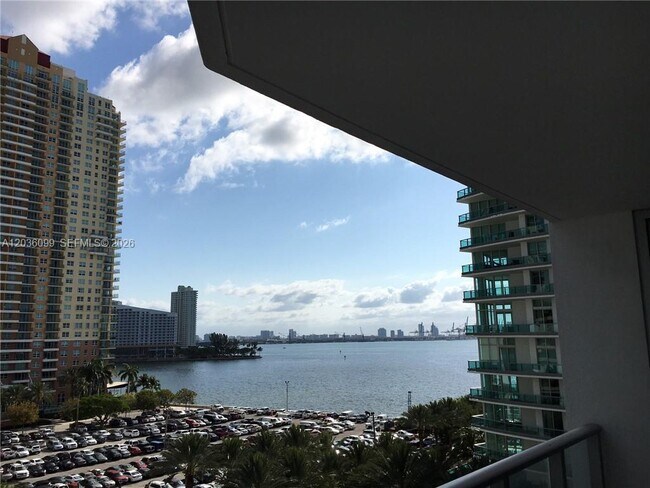 Foto del edificio - 1300 Brickell Bay Dr