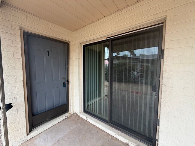 Foto del edificio - 8439 E Coronado Rd