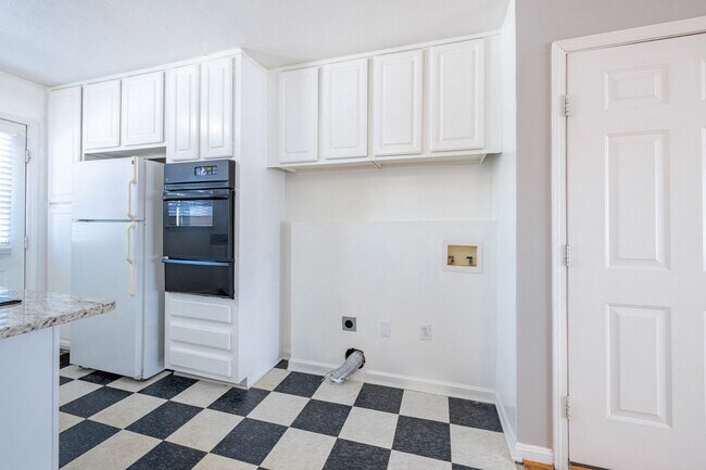 Foto del edificio - Peachtree Hills Court, 2-bedroom Atlanta a...