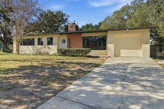 Building Photo - 1411 Crest Dr