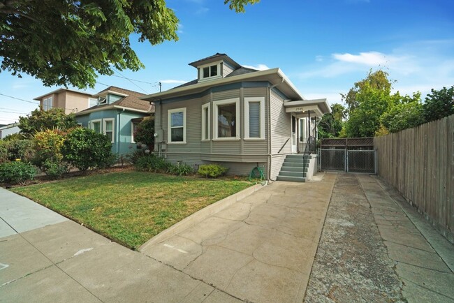 Building Photo - 2841 Washington Street - 3 bedroom | 1 bat...
